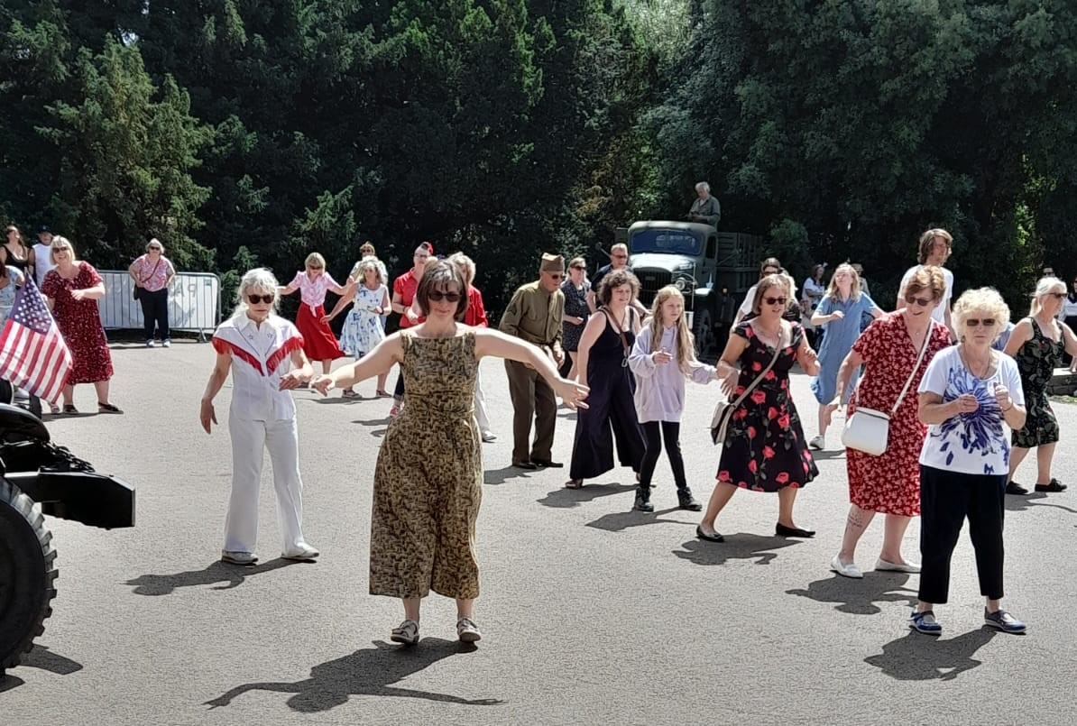 RetroAmericana LineDancing2_cropped
